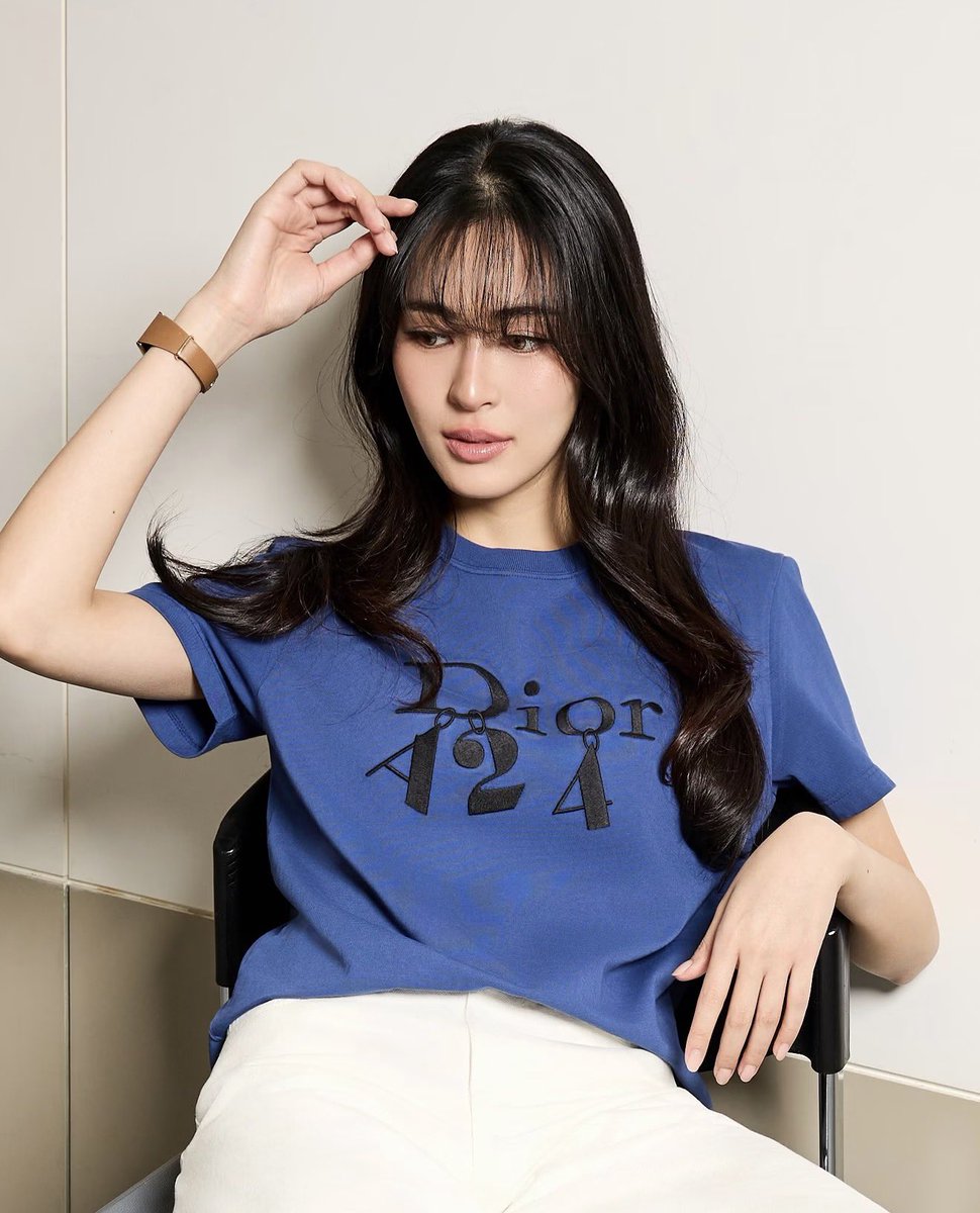 ling2kwong_hkg's tweet photo. Lingling Kwong in Dior A24 💙🤍

@linglingsirilak @Dior 
#Linglingkwong‌ #Dior 
#DiorA24
#หลิงหลิงคอง https://t.co/Ohm7LZU2A6