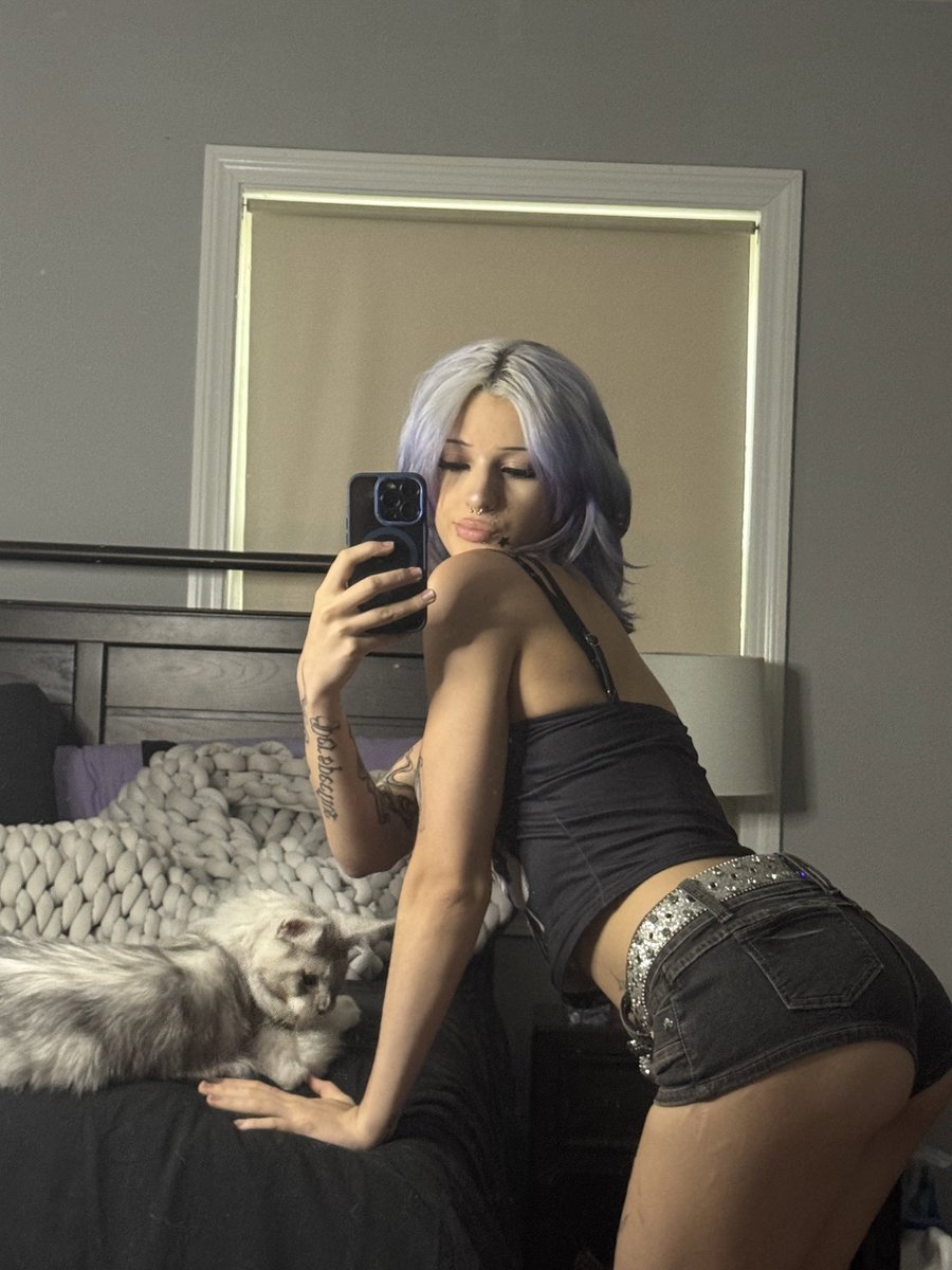 SadieBloom6481's tweet photo. Just leaving a little something for your imagination https://t.co/R3mXwlFdF1