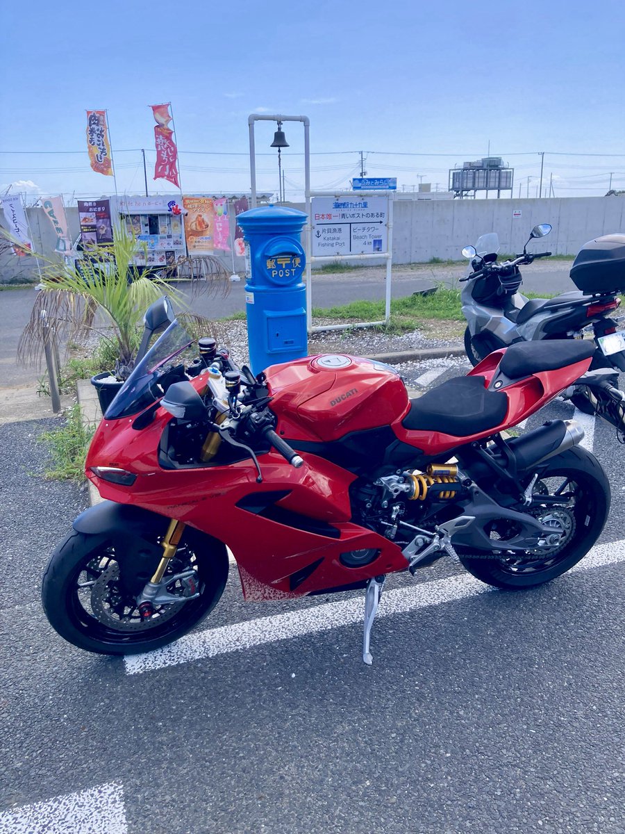 saneko77's tweet photo. バイクのリハビリでご近所にある海の駅九十九里へ🏍️
店内は土産物に混じってバイク用品多数展示販売されてました😳 https://t.co/2dp47iPo7v