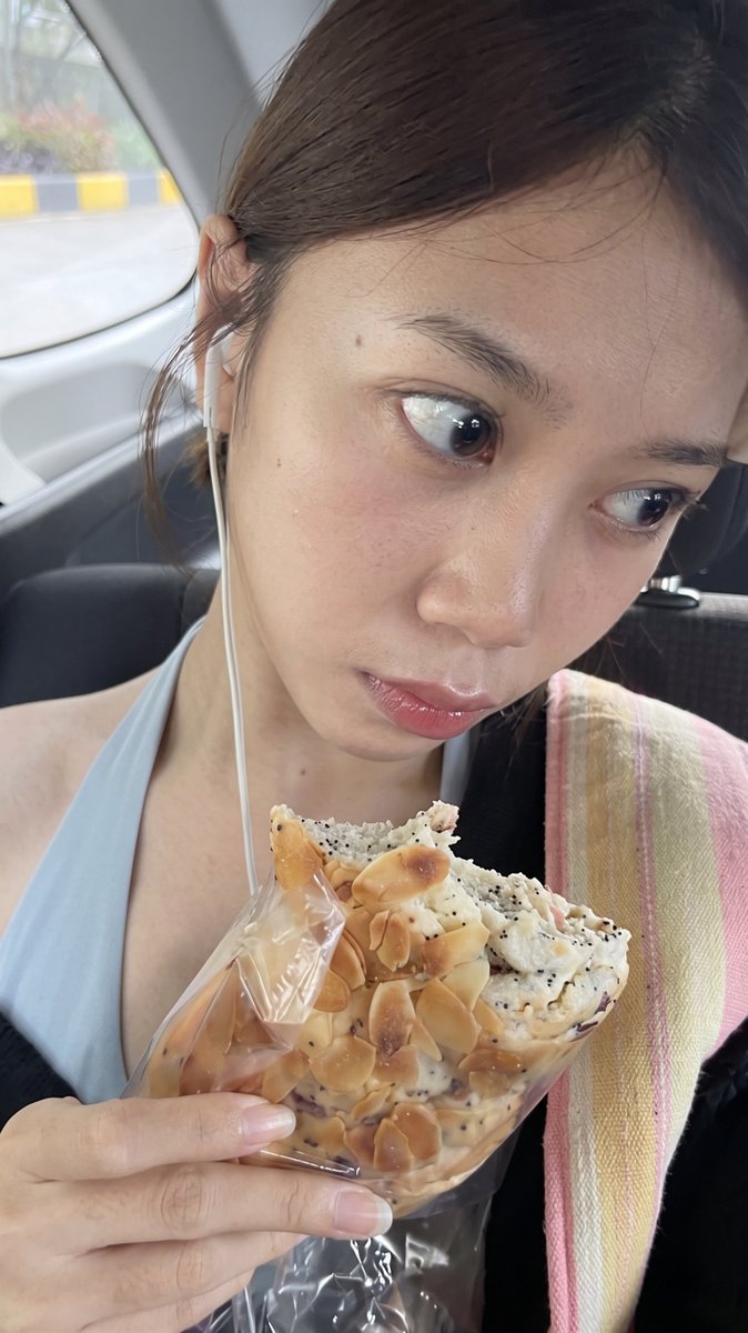 Mioyeng14's tweet photo. Lulu https://t.co/gSRhe4js1S