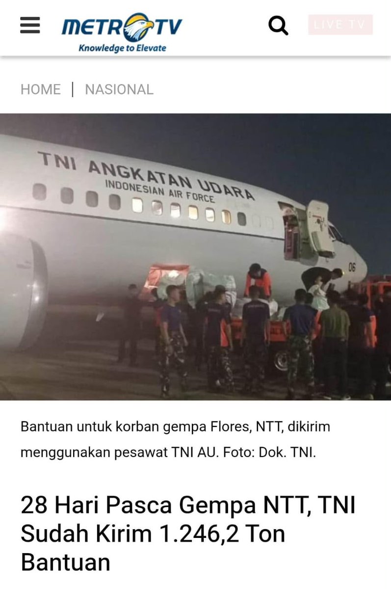 diansatrops's tweet photo. TNI melawan hujan deras dan melintasi medan rusak demi menyelamatkan korban musibah. Dedikasi mereka seakan tak pernah padam meski sarana terbatas.  Bekerja Tanpa Lelah https://t.co/VMGjnvmBdV