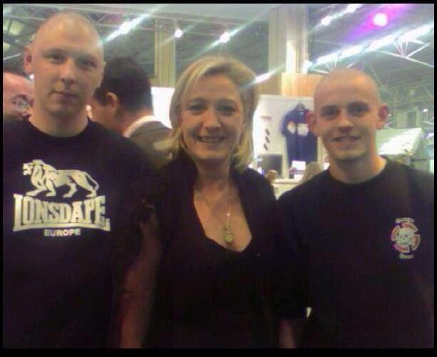 b68MiO7's tweet photo. Marine Le Pen apparaît sur un cliché de 2006 en compagnie de deux figures de la scène néo-nazie lyonnaise.
https://t.co/D6JjIylDDx https://t.co/9JyV61D5pb