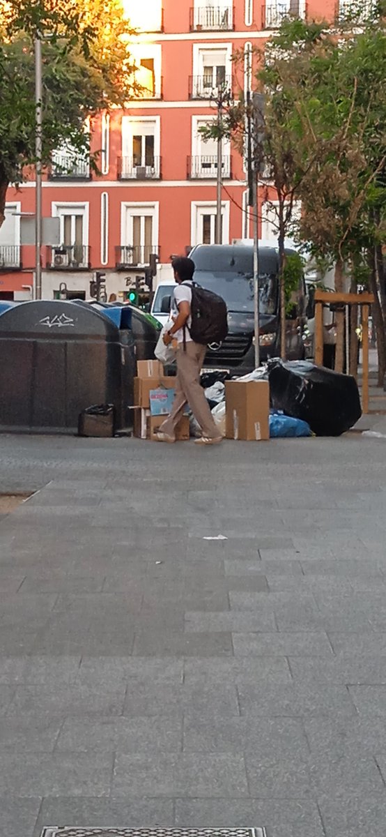 reclamalavapies's tweet photo. #Invasión
#Efectollamada
#SoberaníaBarrialViolada, turista guarro a las 8 de la mañana. https://t.co/M5eaMoxcGi