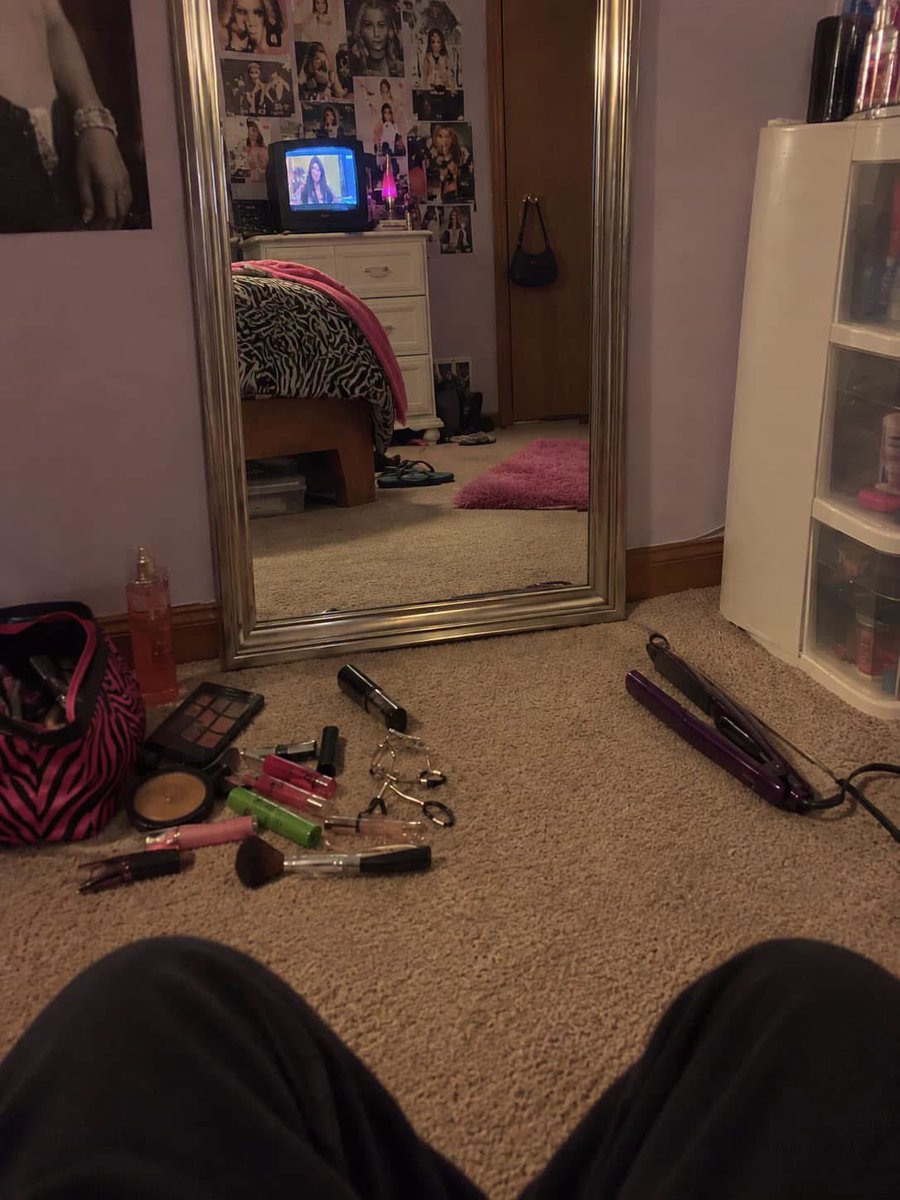 layxsnv's tweet photo. back when we didn’t have vanity sets, we had this https://t.co/UD8SfclDgy
