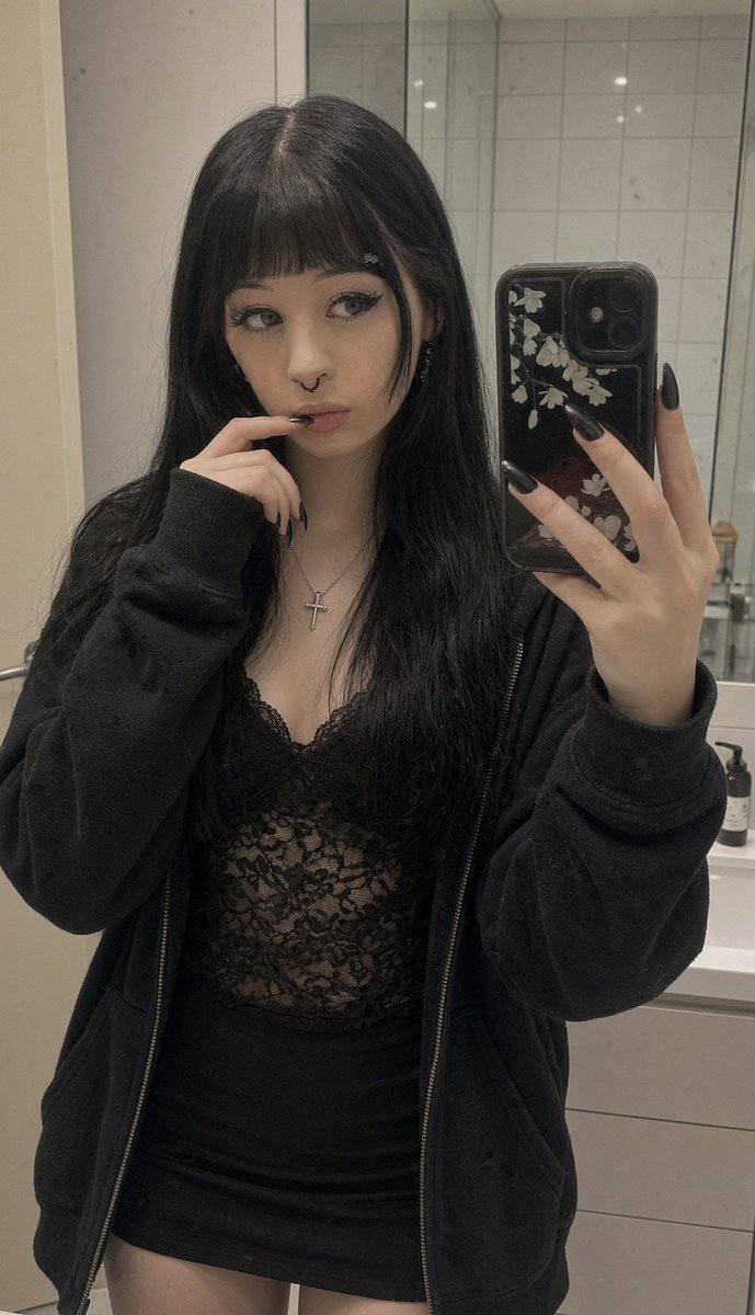 q1exis_'s tweet photo. #goth #alt #mommy https://t.co/hlvLDdU86t