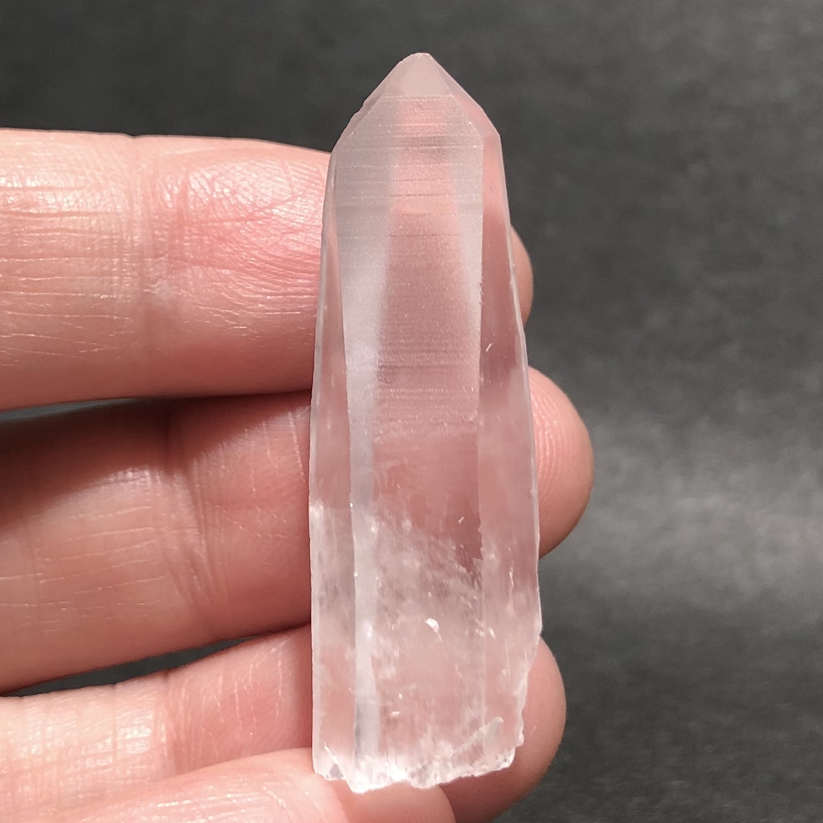 Crystal_Studio1's tweet photo. 表面の凹凸、クラック、ブレイクも静かに光を受け止める小さな結晶の完成形です。
触れて、見つめる時、自分の中にあるものが研ぎ澄まされる時間になるのかもしれません。

#水晶 #天然石 #鉱物 #CrystalStudioOne

▼商品ページ
https://t.co/vL9ZmOLw8C
#水晶 #天然石 #鉱物 https://t.co/7IaRCcOcpb