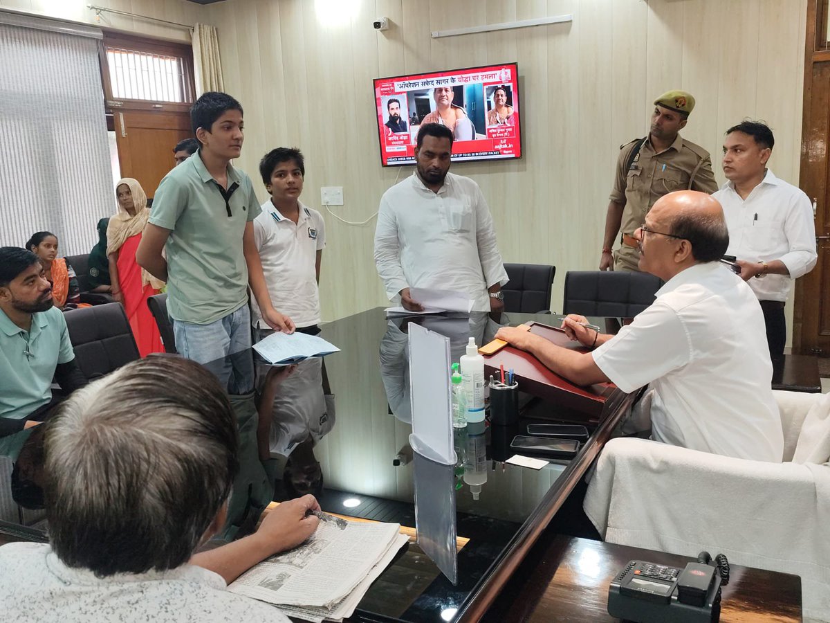 DmMuzaffarnagar's tweet photo. आज अपने कार्यालय कक्ष में जनसुनवाई के माध्यम से जनपद के विभिन्न क्षेत्रों से आए नागरिकों से भेंट कर उनकी समस्याओं व शिकायतों को विस्तारपूर्वक सुना। जनसमस्याओं के निस्तारण में किसी भी प्रकार की शिथिलता अक्षम्य है। संबंधित विभागीय अधिकारियों को प्राप्त शिकायतों का स्थलीय निरीक्षण कर, गुणवत्तापूर्ण एवं समयबद्ध निस्तारण सुनिश्चित करने हेतु कड़े निर्देश दिए गए हैं।