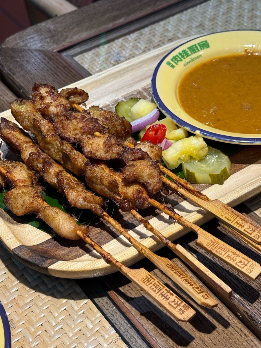 henlv710198's tweet photo. Lamb satay skewered over coconut charcoal, served with zesty peanut sauce—this Thai street food twist will make your weekend flavor-packed! https://t.co/Up9ho4f0l0