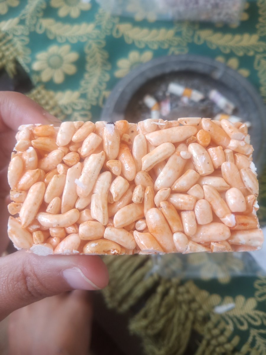 agatha22e6's tweet photo. Makan ini kalau kertas nya ikut ke makan dikit gapapa kan https://t.co/rJIBlwp9N8