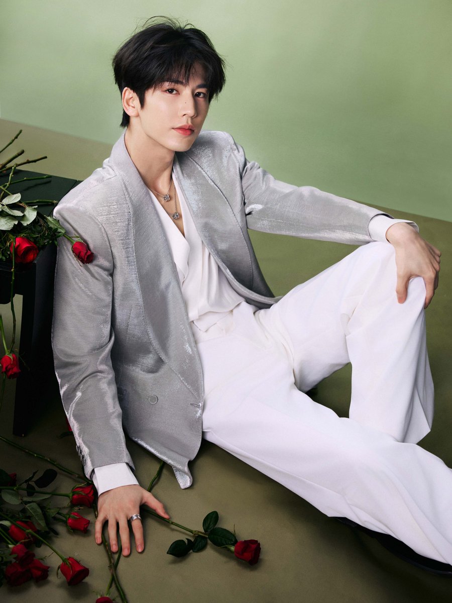 YoukuOfficial's tweet photo. #ZhangLinghe bringing all the romantic vibes.

#张凌赫 

#YOUKU #优酷 https://t.co/lDtoSfiBCa