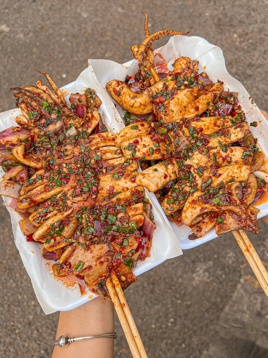 cotta106064's tweet photo. Craving crispy street food This hot fried squid skewer with spicy chili flakes is the perfect on-the-go pick, so juicy and flavorful! https://t.co/71xBrnPJkW