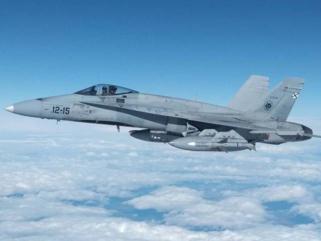 LineroTifon's tweet photo. EF-18M Hornet, C.15M, del Ala 12, 12-15. Lleva bajo el ala izquierda in misil de guía radárica activa, inerte, AIM-120C7 AMRAAM, y bajo el fuselaje el pod designador Litening III. https://t.co/CXywd4YpJP