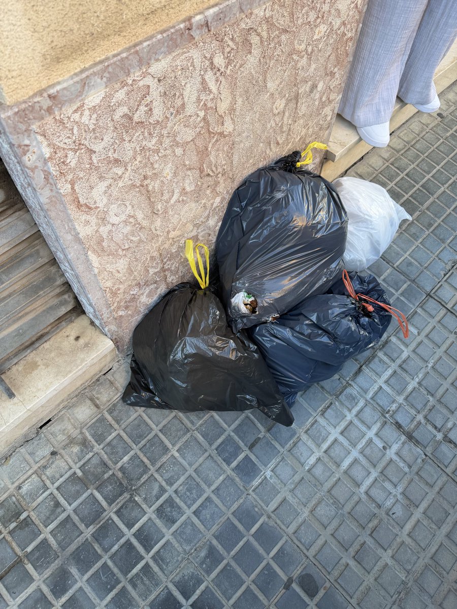 GabyFar86's tweet photo. Viva la recogida selectiva de Inca, salir de las y encontrar la basura d tus vecinos en el portal d la ksa xq los basureros no les ha dado la gana llevárselo es estupendo, después tenemos colonias de gatos callejeros, ratas o cucarachas x la calle y el @incaciutat sin hacer nd… https://t.co/aSYNZawqEj