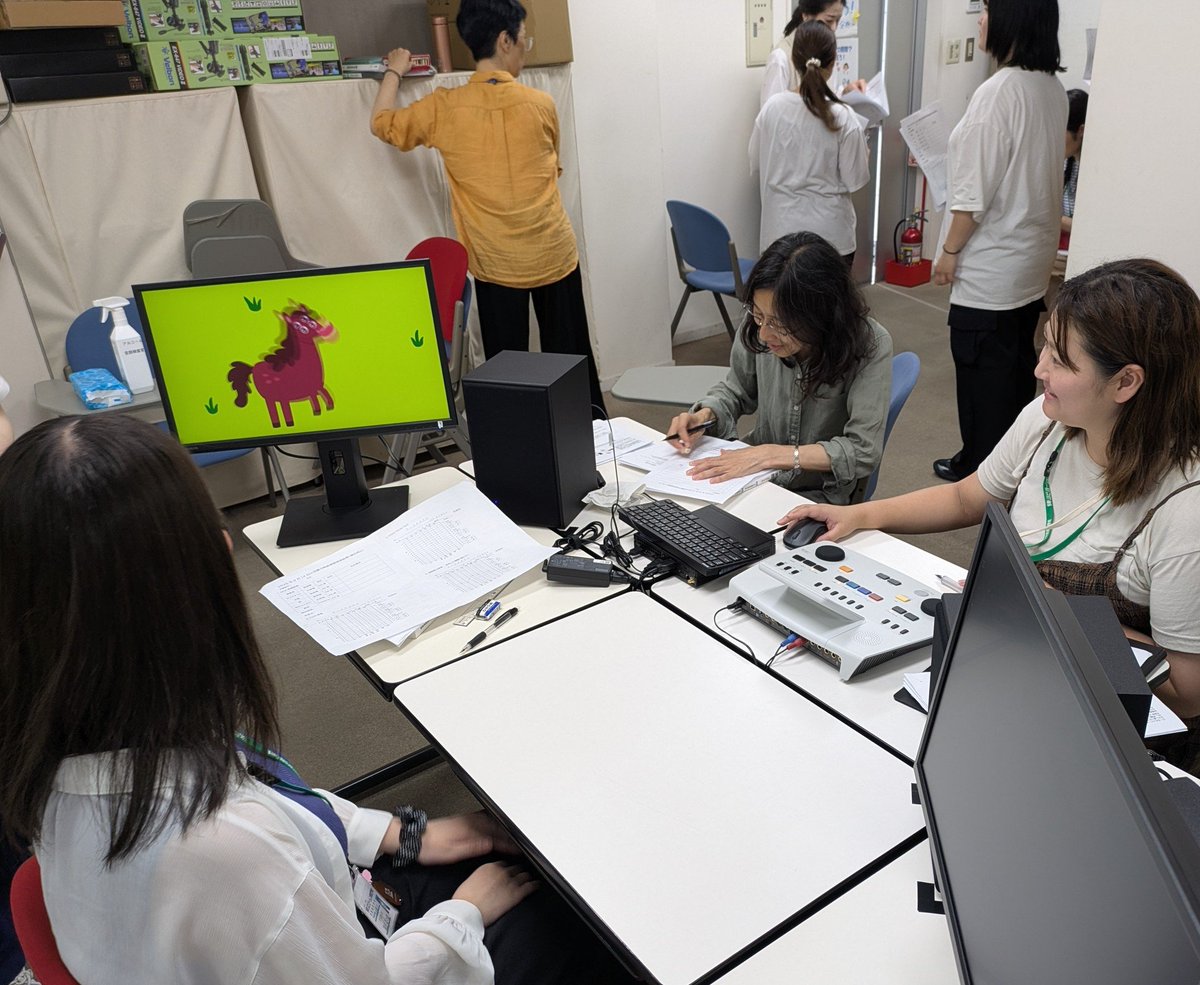 ST_TAMARIHA's tweet photo. 子どもの聴力検査を実技練習中👂

動画では、音が聞こえると、子ども役の学生が音のする方へ振り向きます。

子どもの聴力検査では、
振り向きや表情、動きの変化など、さまざまな反応を観察します。

子どもの反応をよく見ること、そして、しっかり褒めることも大切ですね♪

#言語聴覚士
#リハビリ https://t.co/YOSA3VPBv9