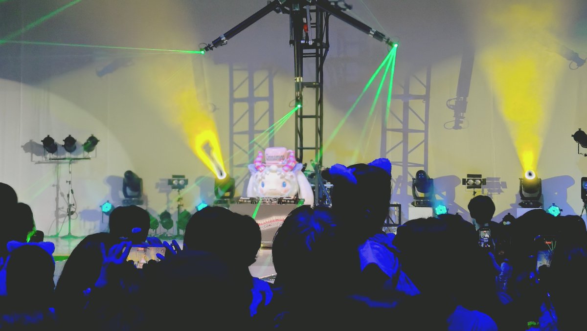 bokuson2nd's tweet photo. で、行って思ったのはサンリオのフットワークの軽さ。
ミュージカルなのに曲や振付がアイドルチックなのもあったりと世界観に縛られず可愛けりゃいいじゃないで押し通すパワーがある。
最たる例がDJイベント。
シナモロールがDJでフロア沸かすなんてイメージから思いつかない。ラップもするし。 https://t.co/JHbenvfjev