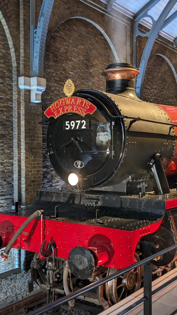 chip_chr's tweet photo. ヘドウィグと一緒に9 3/4からホグワーツエクスプレスに乗って、ダイアゴン横丁でグリンゴッツ魔法銀行見たり、ホグワーツ魔法学校を見学し、魔法省も見てきた！
というわけで、ハリー・ポッタースタジオツアーに行ってきました♪ https://t.co/mARlK41mpG