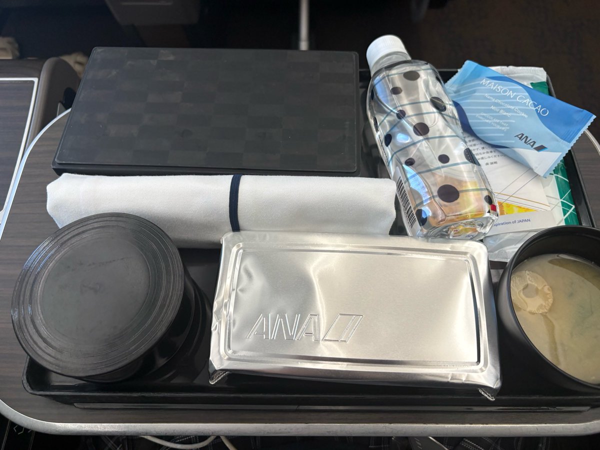 a_k_i0214's tweet photo. NH64便 ファーストクラス✨

機内食と一緒に
スパークリング🥂→日本酒🍶→白ワイン→赤ワイン🍷
しっかり全種類いただきました🤣
どれも美味しい♥️

CAの皆さん、素敵な時間とサービスをありがとうございました😊

そして東京に着いたら……
この後はいよいよ本番です💕🤣

#ANA #機内食 #女装 https://t.co/enz3cuZxGy
