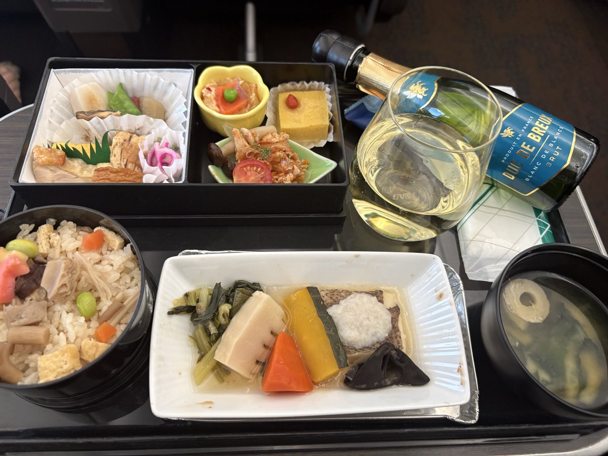 a_k_i0214's tweet photo. NH64便 ファーストクラス✨

機内食と一緒に
スパークリング🥂→日本酒🍶→白ワイン→赤ワイン🍷
しっかり全種類いただきました🤣
どれも美味しい♥️

CAの皆さん、素敵な時間とサービスをありがとうございました😊

そして東京に着いたら……
この後はいよいよ本番です💕🤣

#ANA #機内食 #女装 https://t.co/enz3cuZxGy