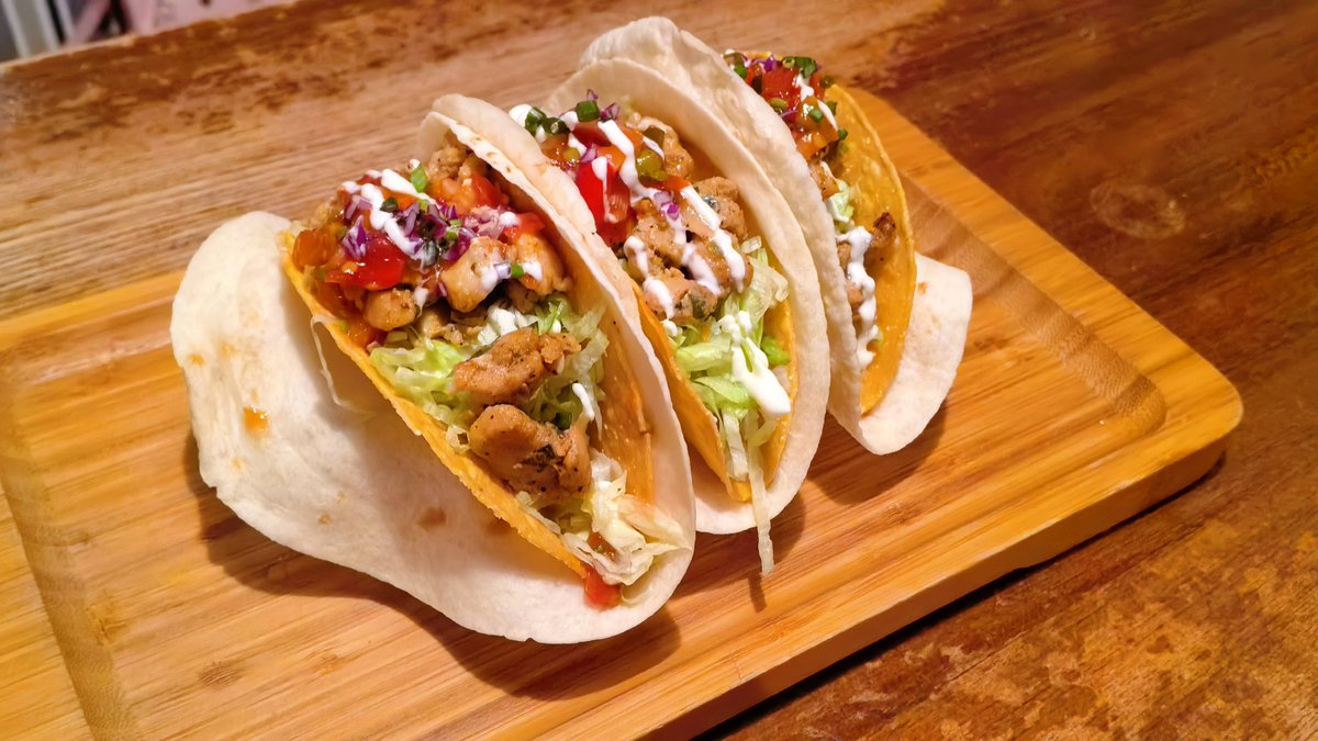RoselleVan2nhb's tweet photo. Late-night snack vibe  Warm tacos from the street cart hit different after a long day—crunchy shells, savory fillings, pure street food joy! https://t.co/zwPuBqqHbe