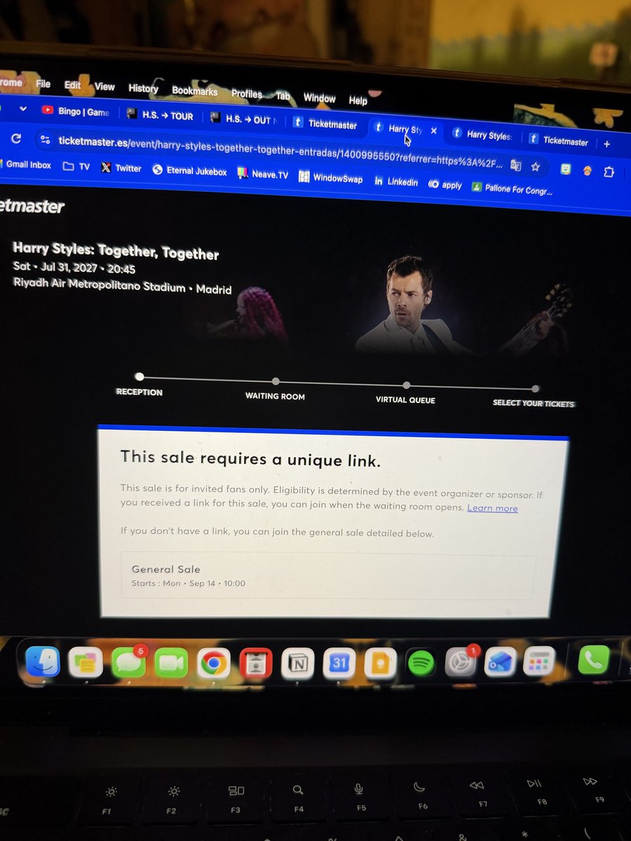 dreamswharry's tweet photo. been here for an hour no such luck https://t.co/HI2HK4N5wI