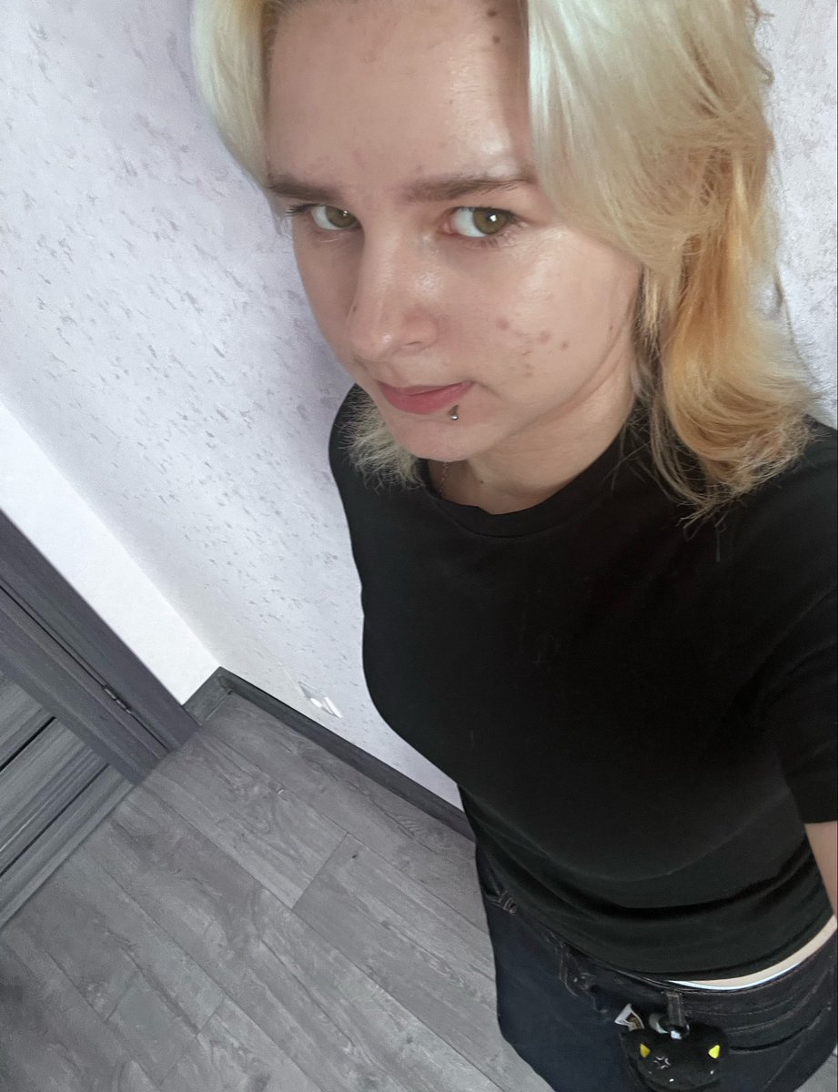 name0f2f's tweet photo. Через час в школу,я сижу читаю книгу и жду времени когда надо будет выходить(оцените образ пж) https://t.co/DMw83gLjge