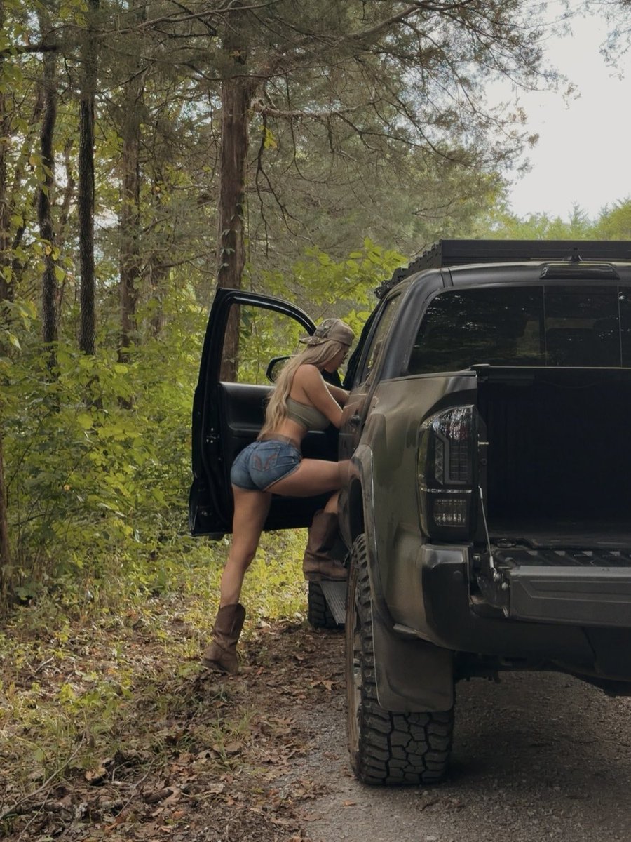 mikaylademaiter's tweet photo. the truck’s doing its best to keep up https://t.co/FEr04tPC2V