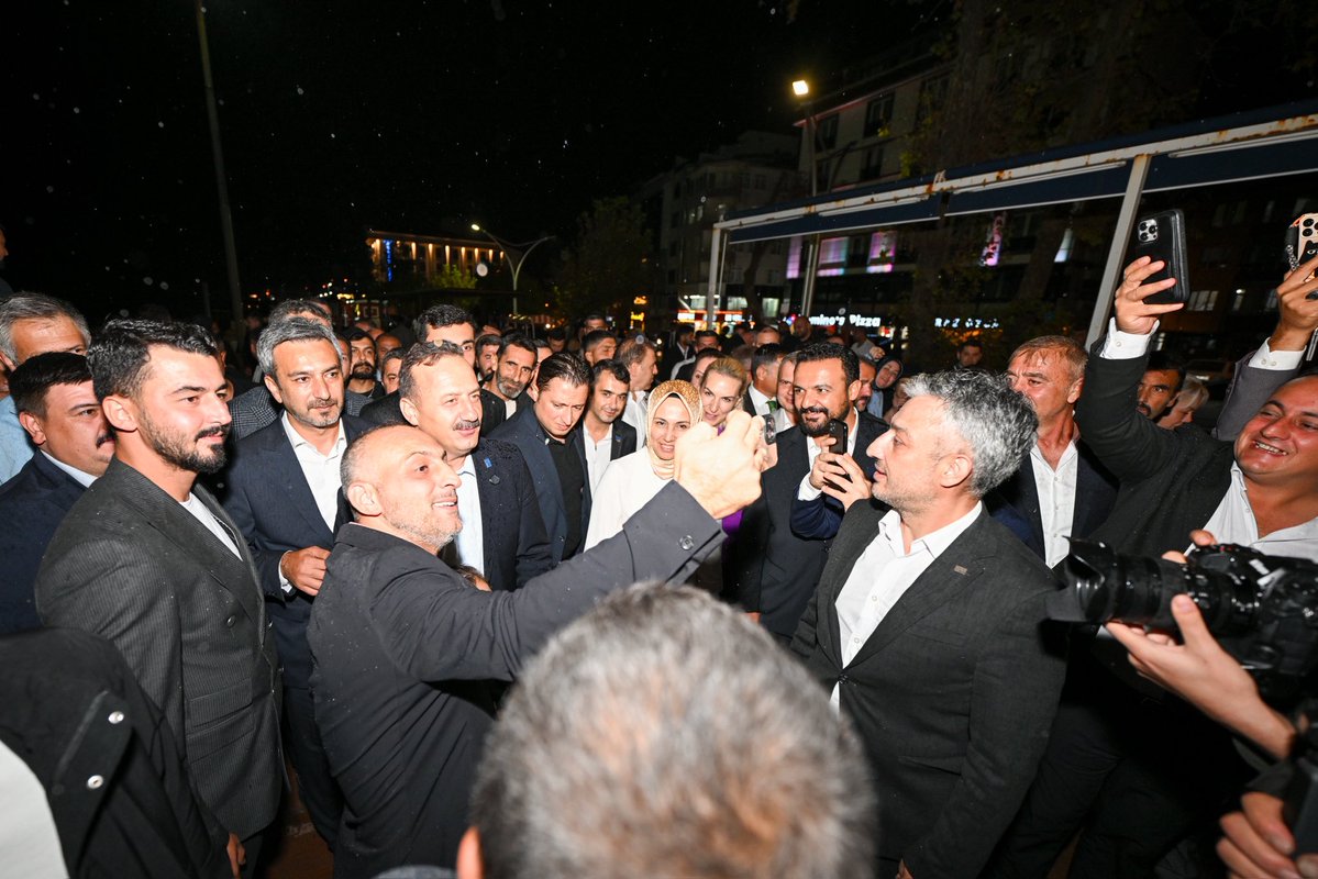 yavuzagiraliog's tweet photo. Zonguldak programımızın ardından, Düzce’nin güzel ilçesi Akçakoca’da hemşehrilerimizle kucaklaştık…

Günün geç saatlerine ve yağmura rağmen sahil boyunca yürüyüşümüze eşlik eden, samimiyetleriyle ve heyecanlarıyla bize güç veren hemşehrilerimize gönülden teşekkür ediyorum.

Bu güzel karşılamada emeği olan Düzce İl Başkanlığımıza ve Akçakoca İlçe Teşkilatımıza; beraber çıktığımız bu yolculuğun her adımında bizimle yürüyen teşkilatımıza ve gönüllülerimize şükranlarımı sunuyorum.

Alkışları, samimiyetleri ve inançlarıyla kararlılığımıza güç katan esnafımıza ve Akçakocalı hemşehrilerimize de teşekkür ediyorum.

Milletimiz umut ufkunda sabırlı olsun… Anahtar Parti, 86 milyonluk koca memleketimiz için geliyor.