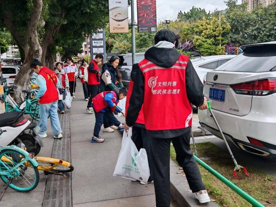 ImaGrundma9e's tweet photo. [Hey neighbors!  Join our community clean-up this Saturday 9AM at Central Park—gloves u0026 snacks provided. Let’s spruce up our shared space together! See you there! ]， https://t.co/IJoOS9prZC