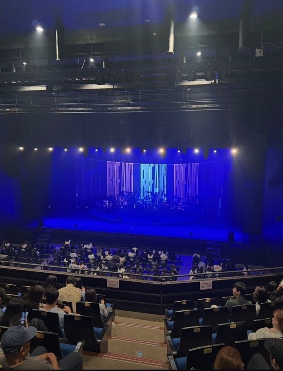 hxxdow's tweet photo. 홈파티 공연장 시야 이정도라는디… https://t.co/pmn6dvKFmu
