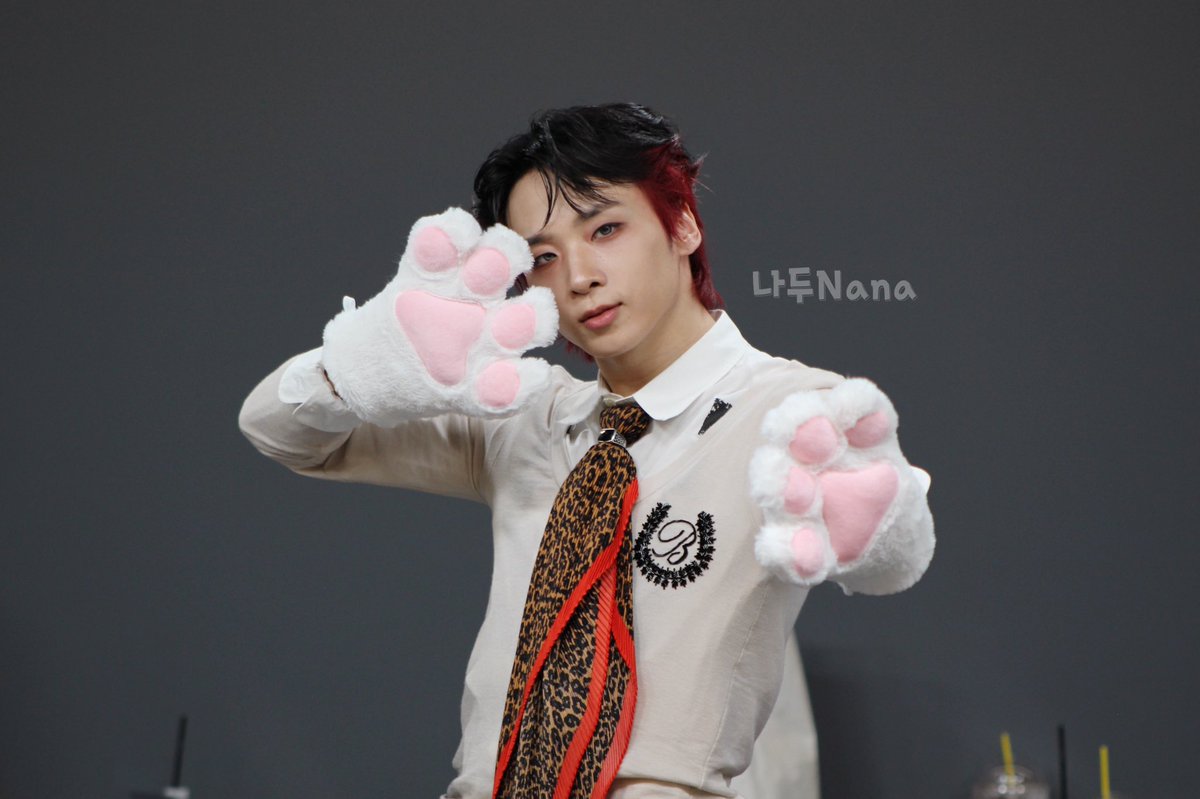 nanaluvswin's tweet photo. 막내 아니야?
#MCND #CASTLEJ #캐슬제이 https://t.co/5LbkxnPCHU