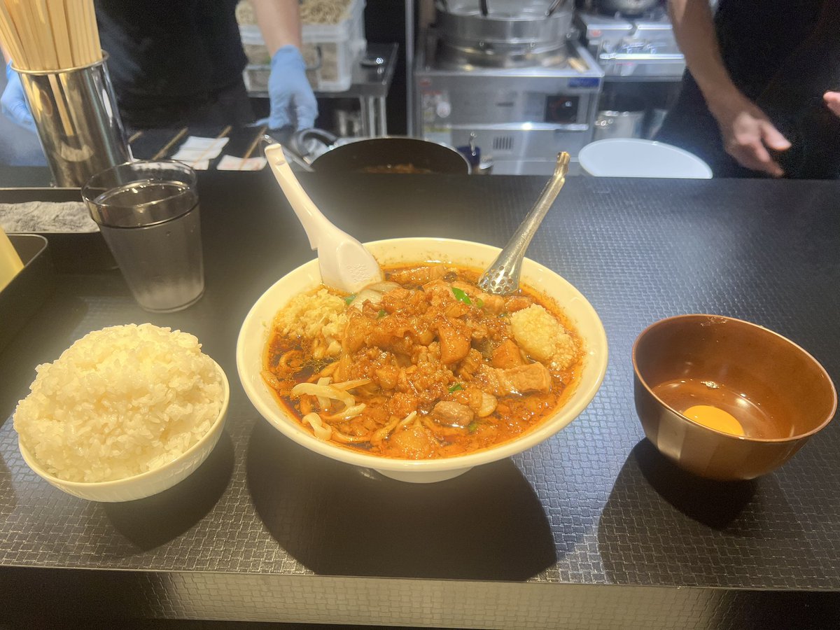 jmLZUI0eat2yiNj's tweet photo. 膝💣ニキと代々木のすず鬼🍜からの黄金湯♨️新宿に

黄金湯のサウナほんとヤバかった！温度計は105℃指してたけど全然苦しくないし鼻呼吸しても痛くない、湿度も重すぎない神コンディションでした。今年一番のサウナ👑
サウナエリアの治安も良く、90分の滞在時間で会話一つ聴かずに過ごせました👼 https://t.co/DQr05lUSkI