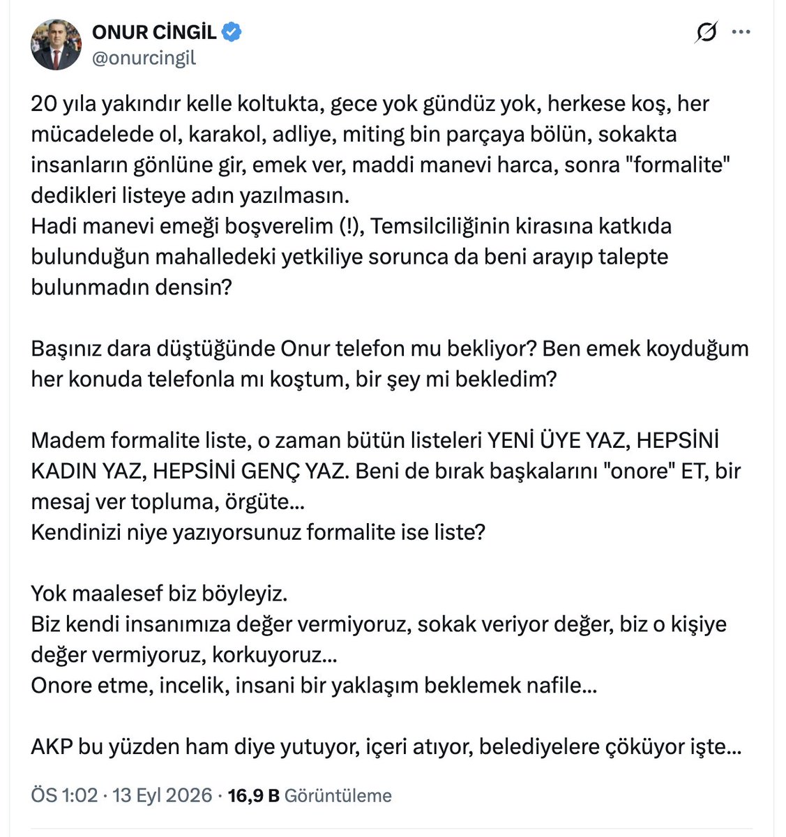 eren_aksoyoglu's tweet photo. Şu iki metni iyi okuyun.

Bizim mahallede siyasi elitler kendi evlatlarından nefret eder, sağcılara bayılırlar. Onur buralarda koştursun, elin adamı Paris'ten listelere girer. https://t.co/sln3zwSJmZ