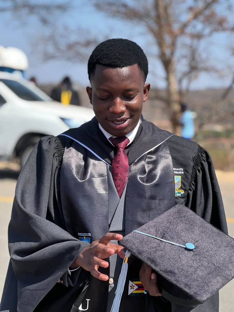 m3j_official's tweet photo. Everytime I meet with people from X I always have to explain that I graduated in time munenge muchindishoresa kunze uku 😂😂 https://t.co/gDJv4pasJW