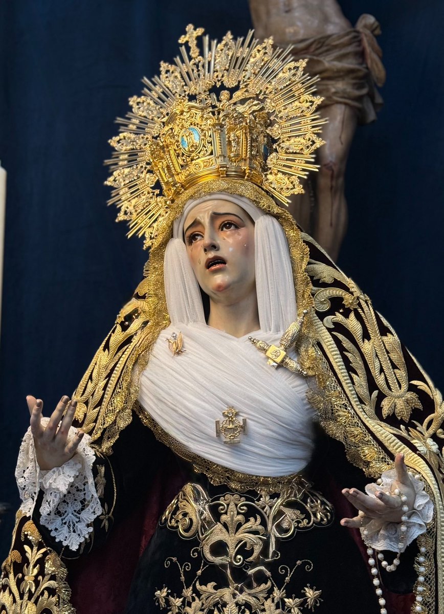 info_cofrade's tweet photo. ⚫️ Nuestra Señora de los Dolores de Santa Cruz vestida para sus próximos cultos. #MultaeMisericordiaeEiusSunt #SantaCruz26 

📸: @HdaddeSantaCruz https://t.co/iL77bDZtuX