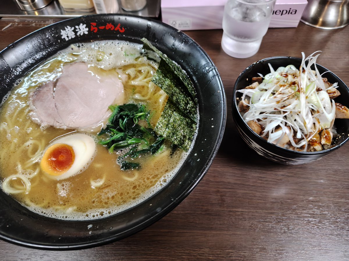 cocktailpenguin's tweet photo. 久しぶりに注入しましたよ！

横浜らーめん壱八家
らーめん大盛り＋炙りチャーシュー丼

家系は詳しくないけど、豚骨醤油スープがクドくなくて、ゴクゴク飲んでしまった
炙りチャーシュー丼はチャーシューが意外と入っていて食べ応え十分。
大盛りにする必要無かったな… https://t.co/R0xJac3vBR