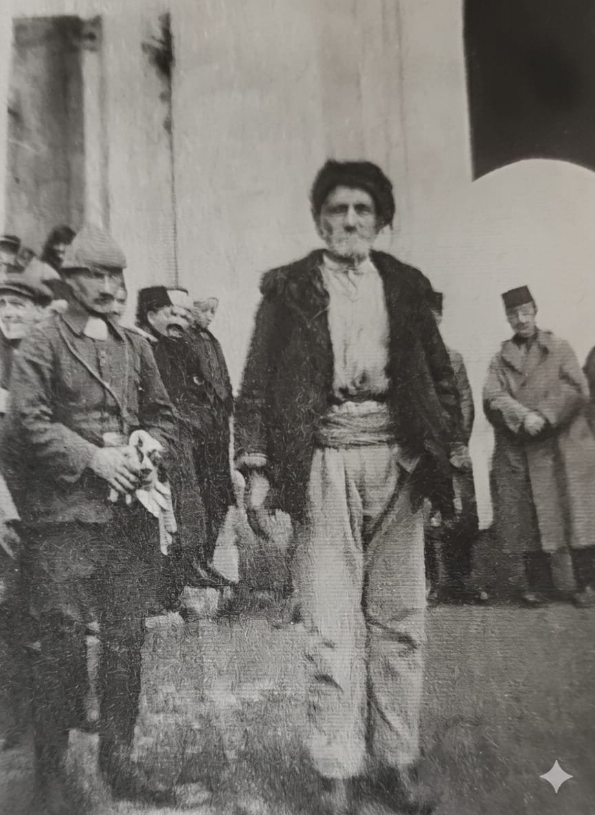 Motkili's tweet photo. Mustafa Kemal'in Kürt Zoro Ağa'ya  bakışlarına bakın😃 https://t.co/5k4QHQTai1