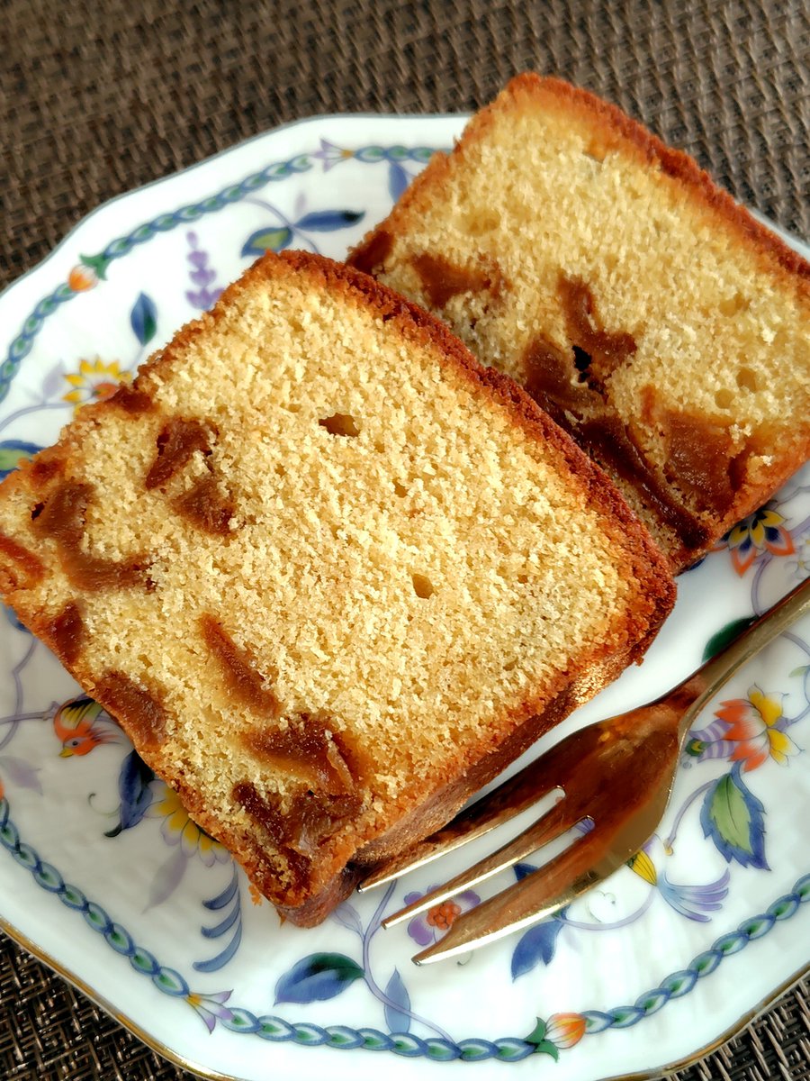 ohkamike's tweet photo. 久しぶりにリンゴ🍎を買ったので、キャラメリゼリンゴのパウンドケーキにしました🍎相変わらず焼く前にトントンしたらなのか下に寄ってる　#お菓子作り　#パウンドケーキ https://t.co/BkzgHSXHt2