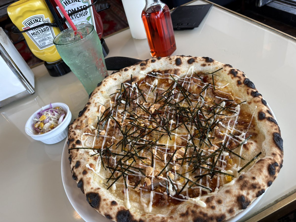 ThestudyBus's tweet photo. 横田基地🇺🇸近くでピザ🍕を喰らう！

さすがアメリカンサイズ！
デカすぎる！！！！ https://t.co/byRPisIEEd