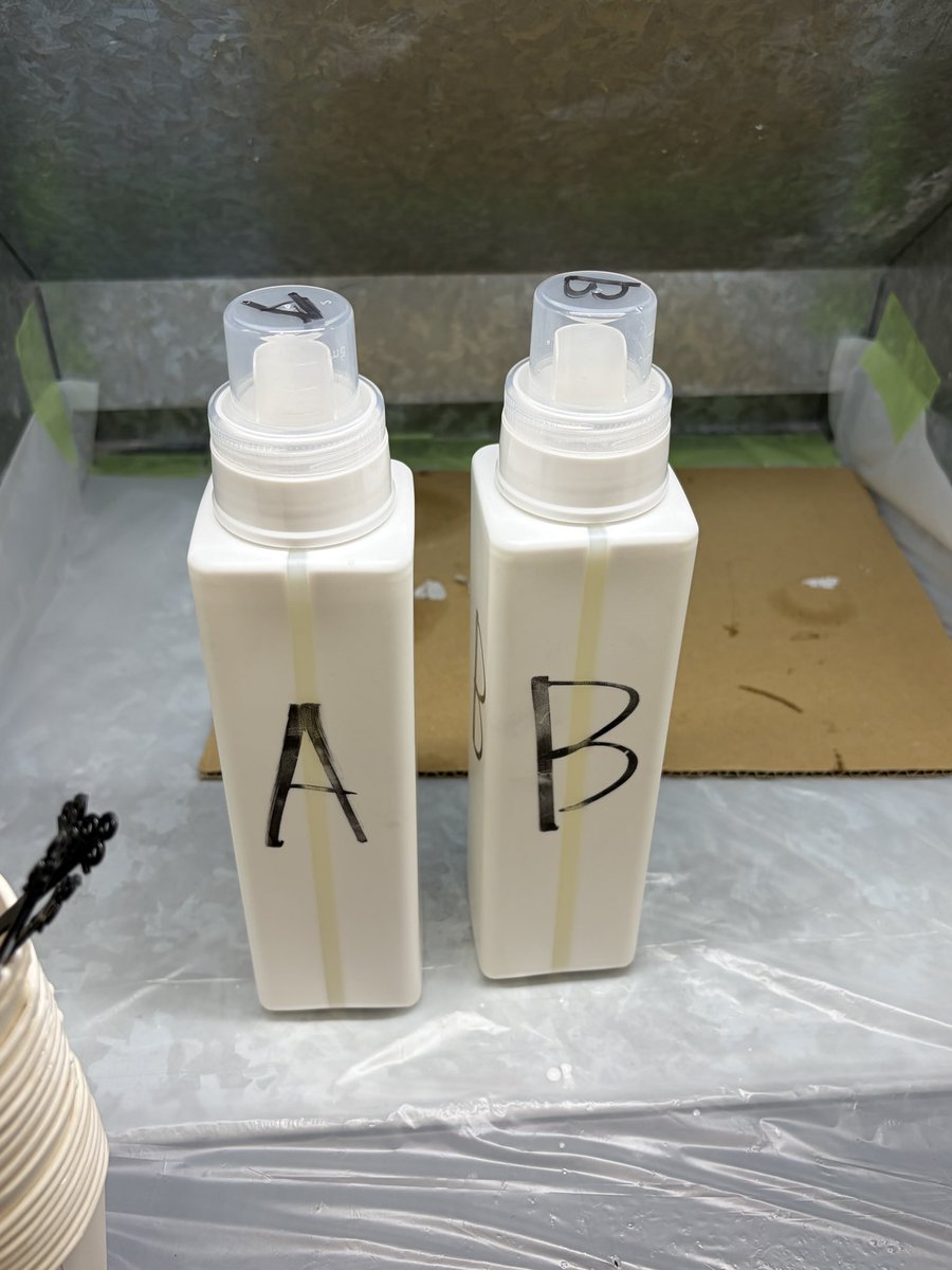 nido_higashi's tweet photo. フィギュアの複製の際に、百均の洗剤用ボトルがレジンのボトルに向いていると聞いて買ってみたんですが、これ最高です。
注ぎやすくて液ダレもなく、ボトルに液を戻すのも受け口が広くて快適です。
蓋の開け閉めも簡単で、ある程度は密封できるので、湿気予防にも一定の効果が期待できますね。 https://t.co/cecwInOXUt