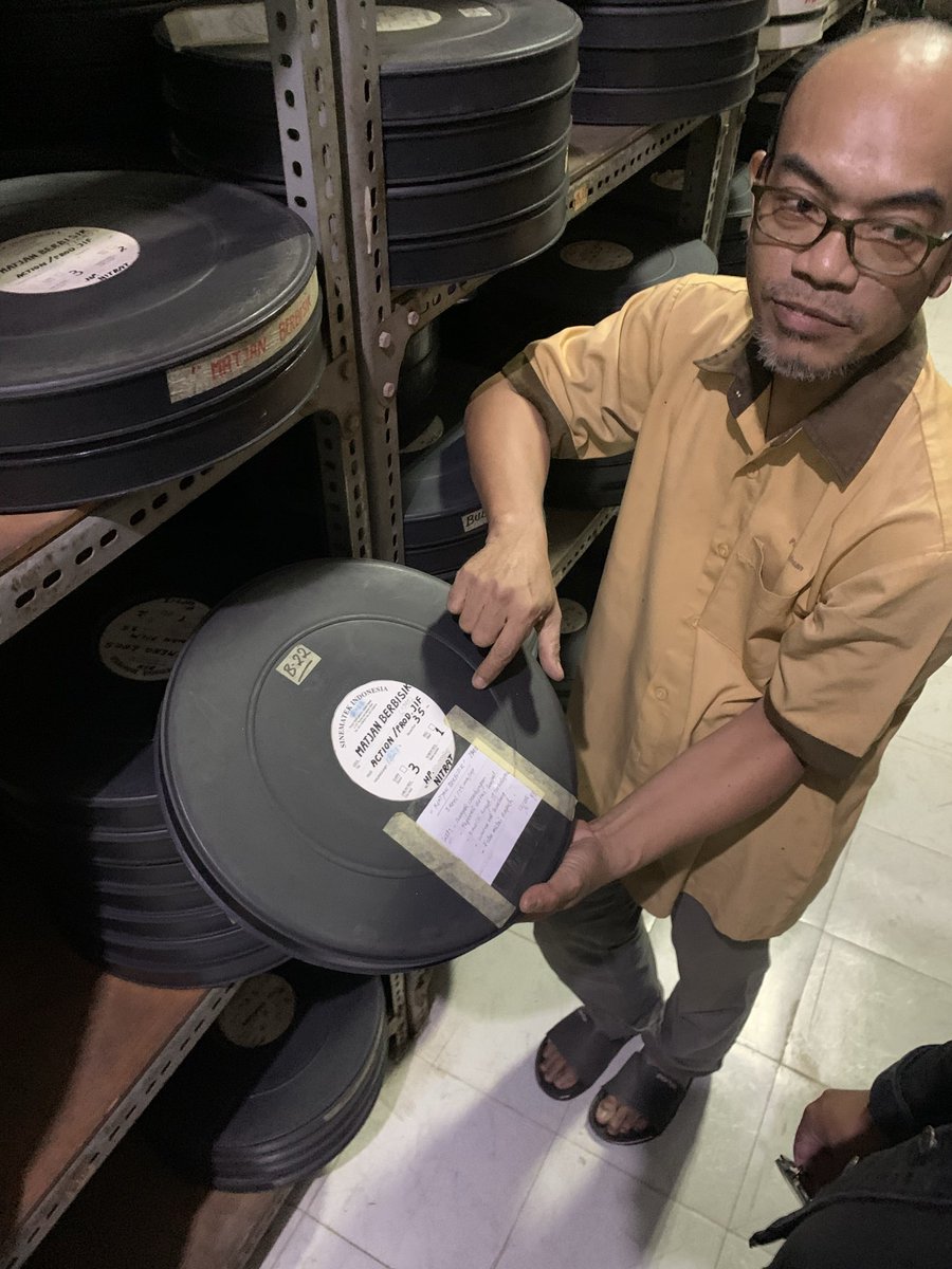 Arandhitio's tweet photo. Ngebayangin ada DNA the Maestro Usmar Ismail di setiap can film atau di alat editingnya. What a great day! Give me chills https://t.co/NNM7XwtRZv
