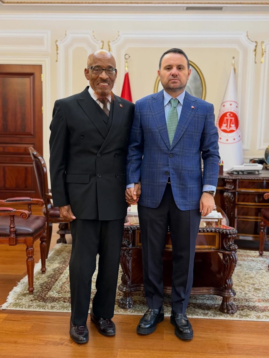 DrDemirdasEn's tweet photo. Tüm dünyada binlerce insanın Müslüman olmasına vesile olan vaiz Şeyh Halid Yasin, Adalet Bakanı Akın Gürlek’i ziyaret etti.

Fotoğrafın mânâsı büyük! https://t.co/0uHvG95obe