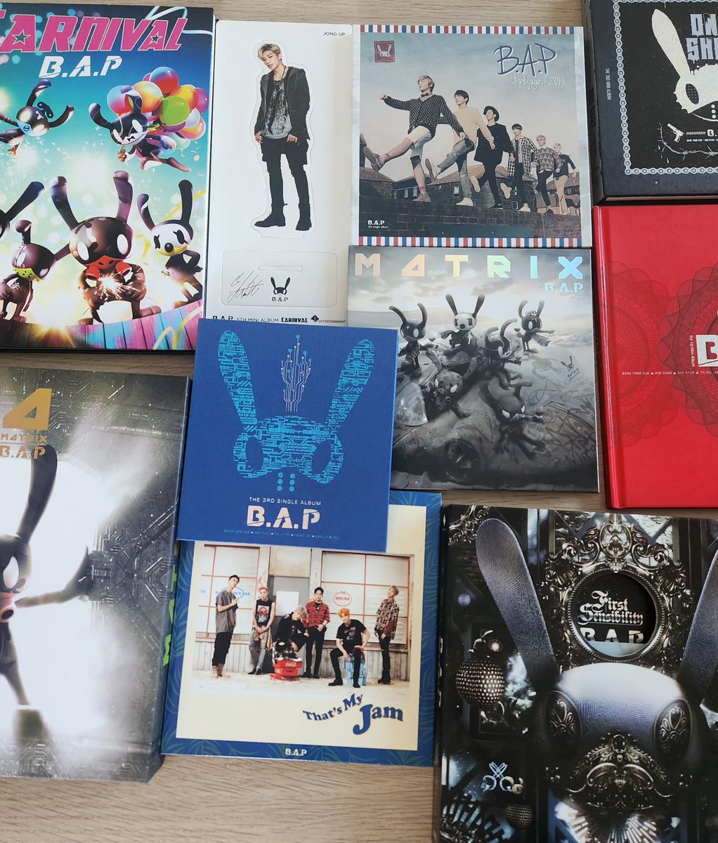 moon261004's tweet photo. B.A.P 앨범
화보집 득템
화보집이랑 앨범이 원래 갖고있던것도 있지만 
그래도 종업이 포카랑 엽서크기 사진 다 이쁨 
예전모습을 이렇게 볼수있어서
좋아
💙 https://t.co/jYj78PyMkO