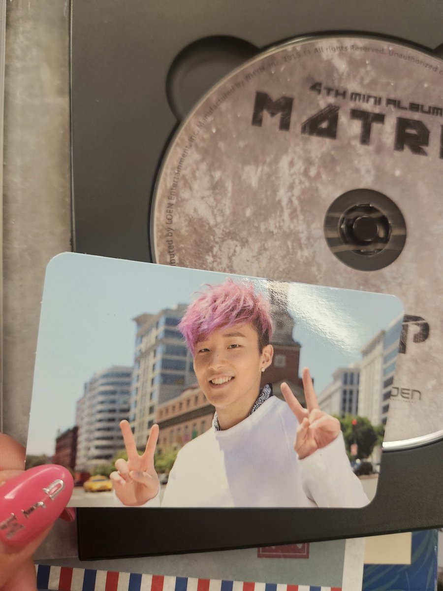 moon261004's tweet photo. B.A.P 앨범
화보집 득템
화보집이랑 앨범이 원래 갖고있던것도 있지만 
그래도 종업이 포카랑 엽서크기 사진 다 이쁨 
예전모습을 이렇게 볼수있어서
좋아
💙 https://t.co/jYj78PyMkO