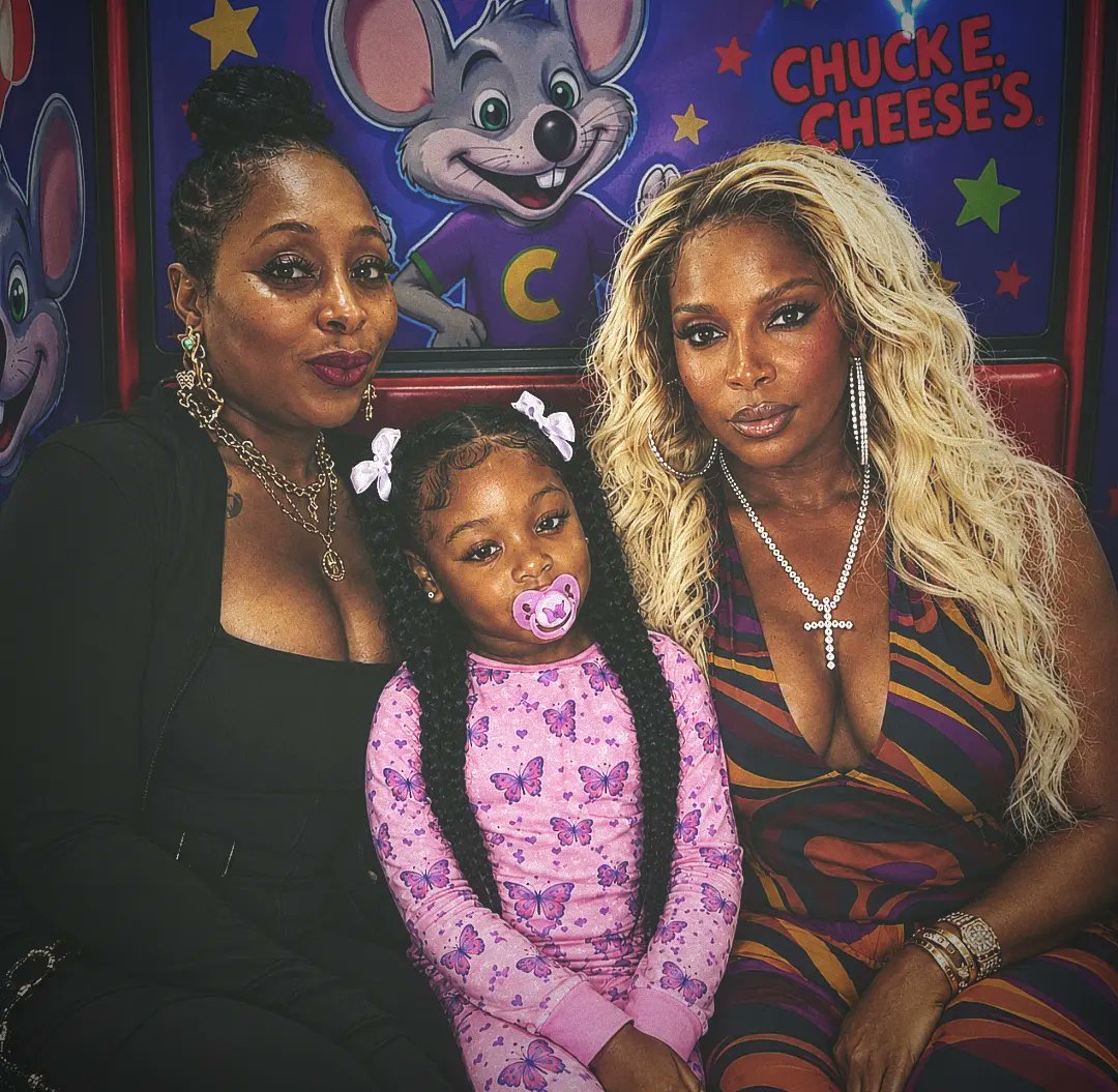 DreamStarLegacy's tweet photo. Image created at Chucky cheese with @maryjblige @latonyablige love you both very much I wish I can meet you both someday I'll jus make memories with you until I get to actually see u n person https://t.co/y7mKCU7Wy8