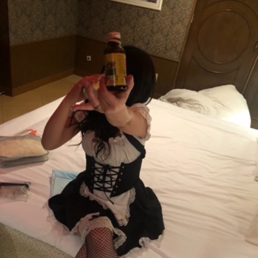 dekaishiri8's tweet photo. ヘパリーゼを掲げながら���飲むメイド。

ご主人"を"調教する系メイドなので許されることです。 https://t.co/10nNRFutVG