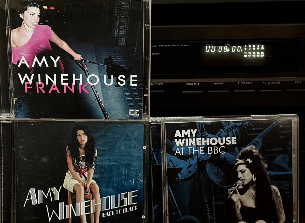 DzielakD's tweet photo. 14 września 1983 urodziła się @amywinehouse - brytyjska wokalistka obdarzona niezwykłym głosem i charyzmą. Niestety zapisała się do #Club27 🕯️
#BackToBlack 
https://t.co/v15o04IGTg https://t.co/4onvEXmyLU
