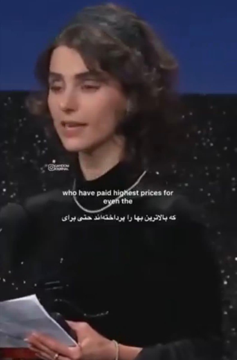 Zeynoo0608's tweet photo. چی می‌شه یه سلبریتیِ دسته‌چندمی، گوشه‌ی یه مراسم، یهو خودش رو جایی ببینه؛ آن‌قدر که حقیقت زنان و مردم مملکتش رو نادیده بگیره و برای بالا کشیدن خودش به کشورش پشت پا بزنه؟
کمی آن‌طرف‌تر، انسانی برای اثری درباره فلسطین رکورد تشویق رو می‌شکنه.
چقدر مرز انسانیت باریکه!
#ناله_مرزبان https://t.co/V3pWa3FWPi
