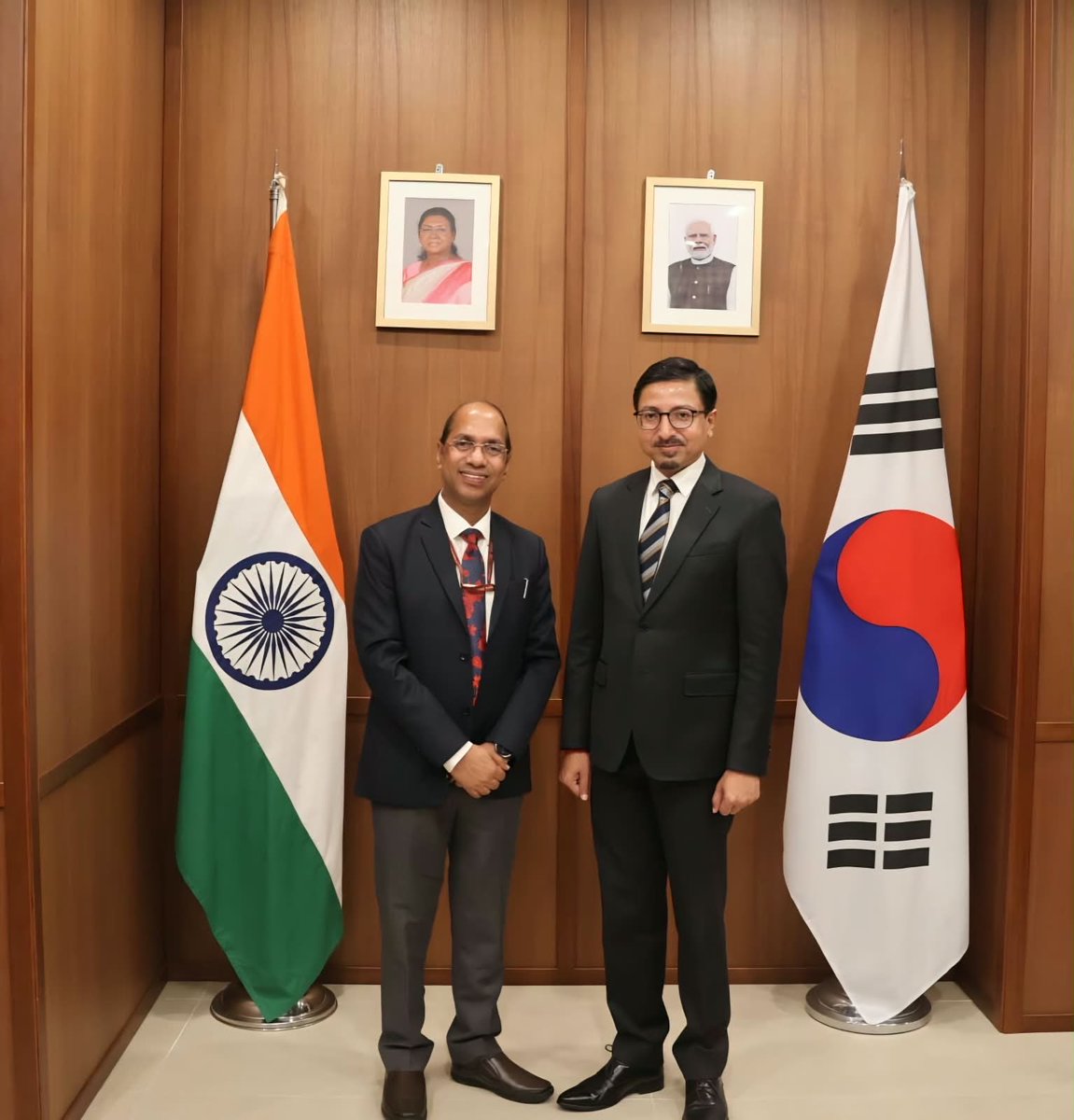 MHI_GoI's tweet photo. Shri VijayMittal, Joint Secretary, Ministry of Heavy Industries, met Shri Gourangalal Das, Ambassador of India to the Republic of Korea, at the Embassy of India, Seoul, on 9 September 2026, during the Indian delegation’s Knowledge Exchange Visit on EV Battery Circularity and Second-Life Applications.

The discussions focused on key initiatives of the Ministry of Heavy Industries and the ongoing India–Korea engagement in EVs, batteries, energy storage and advanced manufacturing, including opportunities for technology collaboration, knowledge exchange and industry cooperation.

@IndiainROK @VijayMittal4 @Dasspake 

#IndiaKorea #EV #EVBatteries #EnergyStorage #AdvancedManufacturing #CleanTechnology #MHI