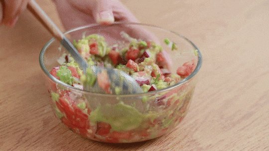 KevinBonusaji's tweet photo. Try this quick 15-min high-protein bowl for fat loss! Grilled chicken, mixed greens, cherry tomatoes u0026 a squeeze of lemon—light, tasty u0026 keeps you full. https://t.co/DFOk86sitU