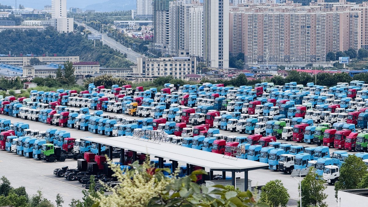 ya_zo30703's tweet photo. Massive stock of brand-new heavy trucks 🚛
Full range of models, multiple color options.
China commercial vehicles, shipped worldwide.
High performance &amp; cost-effective.
Your trusted partner for truck export &amp; auto parts sourcing.#HeavyTrucks #NewTrucks #TruckSupplier #ChinaAuto https://t.co/YYWcpBWDpf